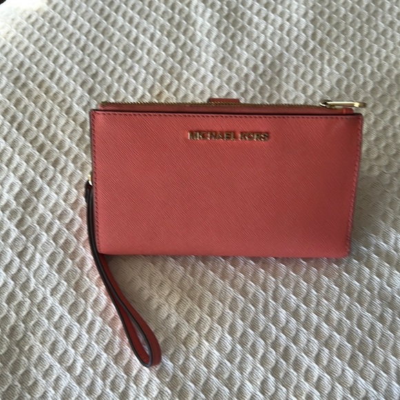 ✨Micheal Kors ✨ Authentic!!!  Coral Smartphone Wristlet! - Picture 2 of 8